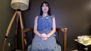 淫蕩欲女小嬌娃情趣黑絲露臉激情大秀，跟狼友互動撩騷聽指揮，自己玩弄三個道具好刺激，肛塞小綠棒刺激陰蒂